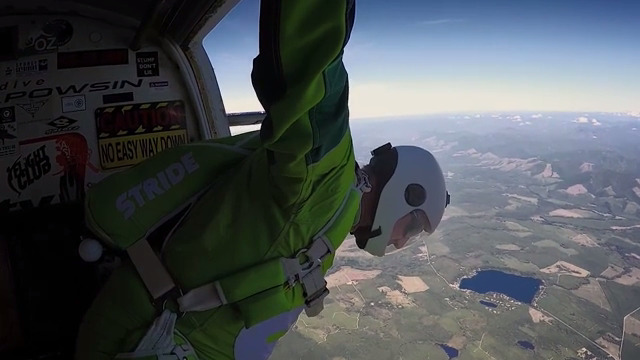 Luke Aikins rompe récord al saltar desde 25,000 pies sin paracaídas