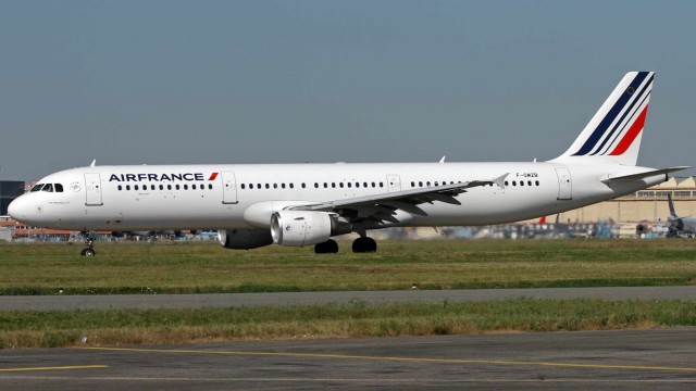 Huelga de sobrecargos afecta operaciones de Air France