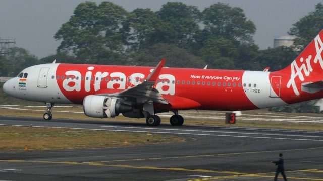 Vuelo de Air Asia aborta despegue por incursión canina en la pista