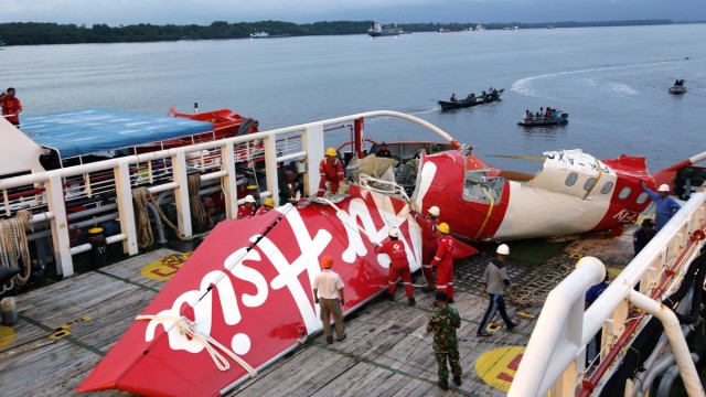 Maniobras de los pilotos causaron caída del AirAsia QZ8501