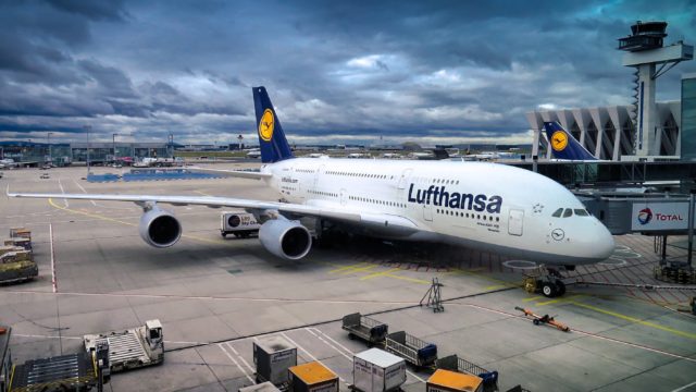 Lufthansa aborda 350 pasajeros en 20 minutos