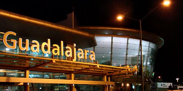 Aeropuerto de Guadalajara cerrado por aeronave accidentada