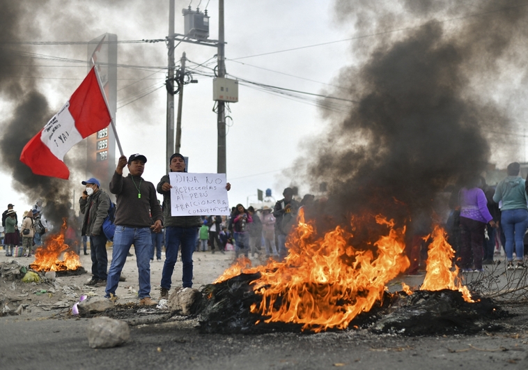Manifestantes toman aeropuerto en Perú