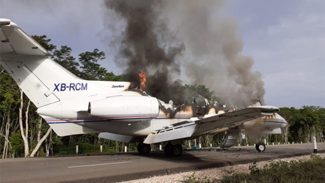 Hawker 700 aterriza en carretera de Quintana Roo