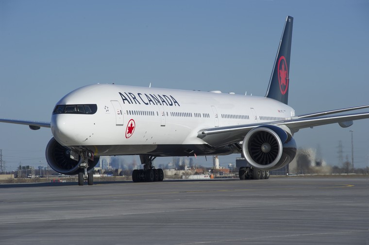 Pasajero de Air Canada abre puerta del avión y cae en plataforma durante abordaje