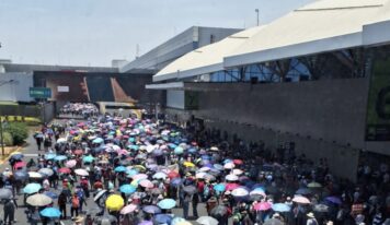 Suspenden temporalmente operaciones en el AICM por bloqueo de manifestantes