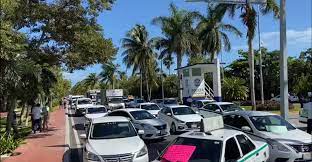Bloqueo de taxistas en Cancún afecta vuelos y pasajeros