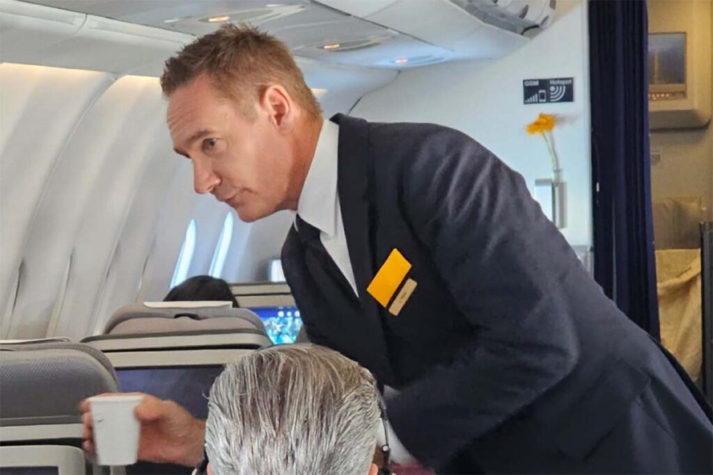 CEO de Lufthansa se une a tripulación para atender a pasajeros