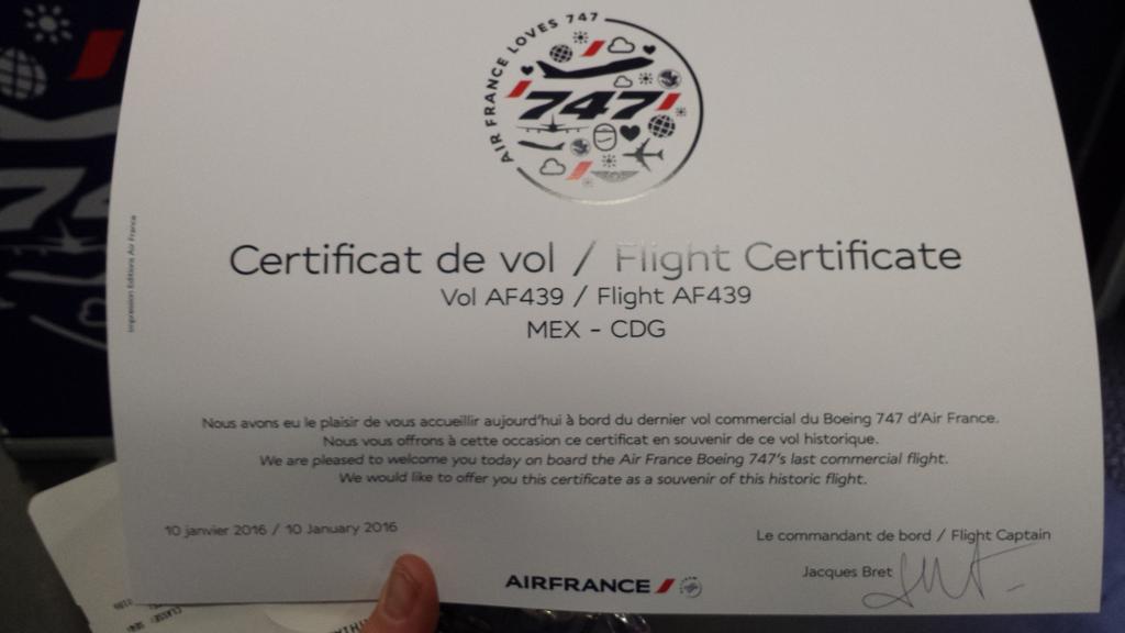 Hoy bajo el mando del Capitan Jacques Bret, quien con motivo del último vuelo de este avión con los colores de Air France entrega un certificado de vuelo. 