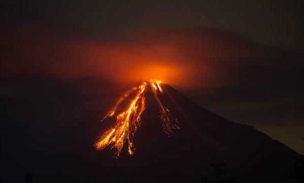 Aeropuerto de Colima suspende operaciones por actividad volcánica