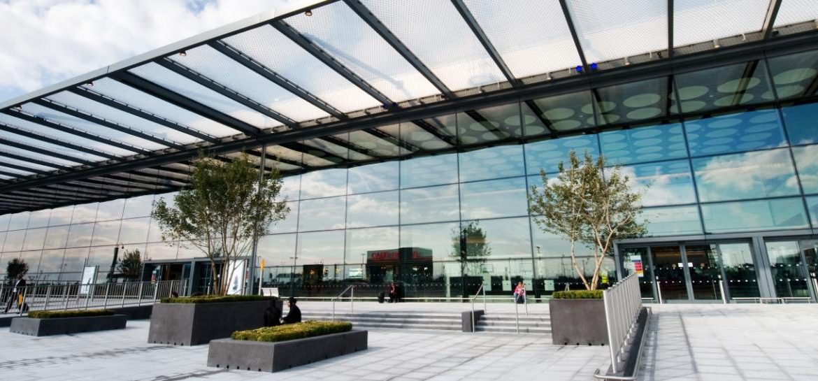 Evacúan la Terminal 4 de Heathrow por posible incidente con materiales peligrosos