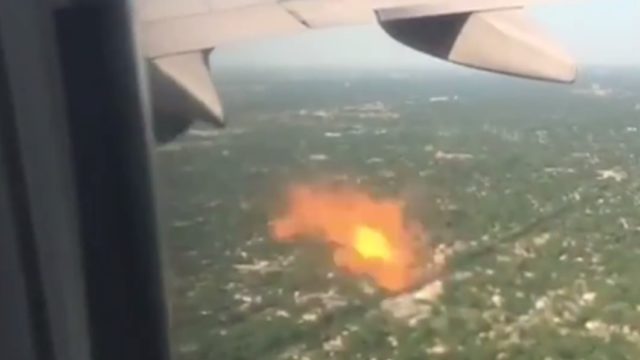 Pasajero filma mientras motor de una aeronave de United Airlines se enciende – VIDEO