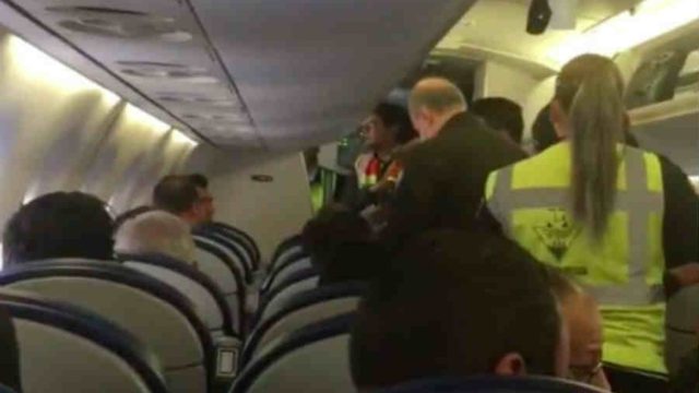 Familia abandona vuelo en el que viaja AMLO por cuestiones de seguridad