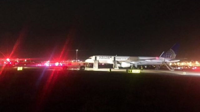 Vuelo de United Airlines es evacuado en New Jersey después de un motor en llamas