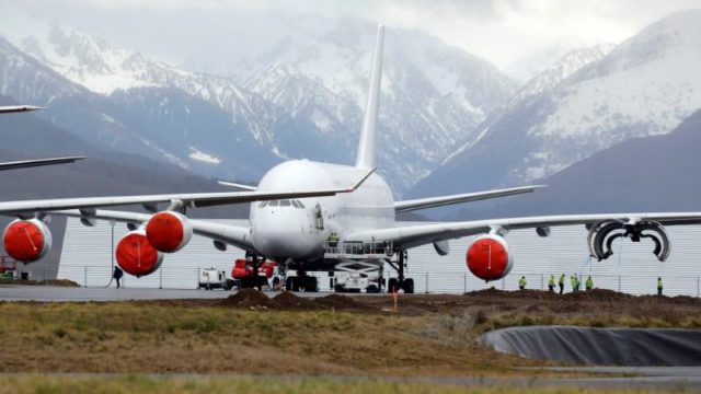 Por falta de nuevos clientes, los primeros dos A380 serían desmantelados