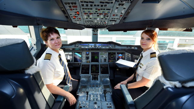 Emirates opera A380 únicamente tripulado por mujeres