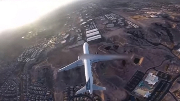 Vídeo: Drone vuela sobre avión de Frontier en aproximación