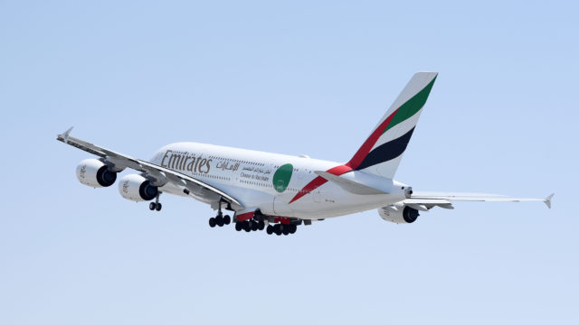 Emirates Airlines realiza vuelo con tripulación y pasajeros completamente vacunados