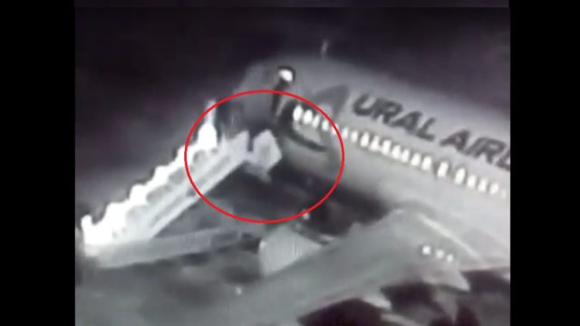 Colapsan escaleras durante abordaje de A320 de Ural