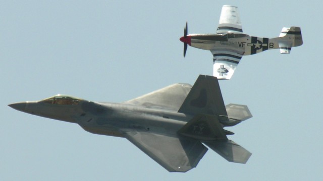 Vídeo interactivo: Vuelo en formación de un P-51 Mustang y un F-22 Raptor