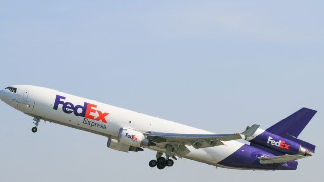 FedEx planea sustituir rutas aéreas por transporte terrestre