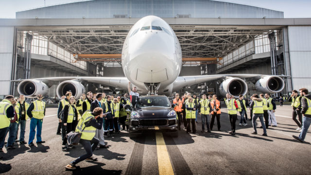 Porsche Cayenne remolca un A380 de Air France en Paris CDG