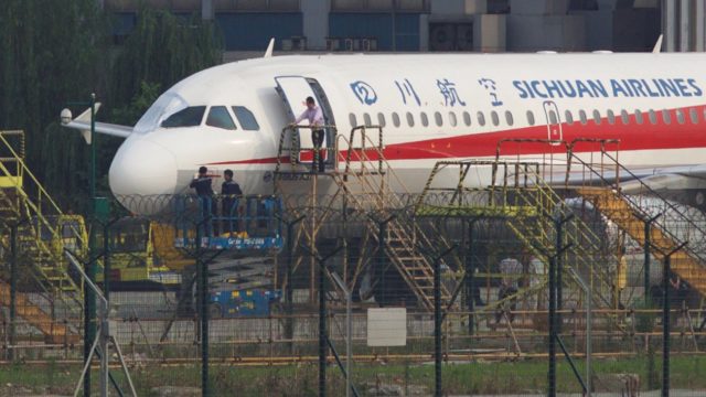 Primer Oficial de Sichuan Airlines succionado fuera del avión tras ruptura de parabrisas