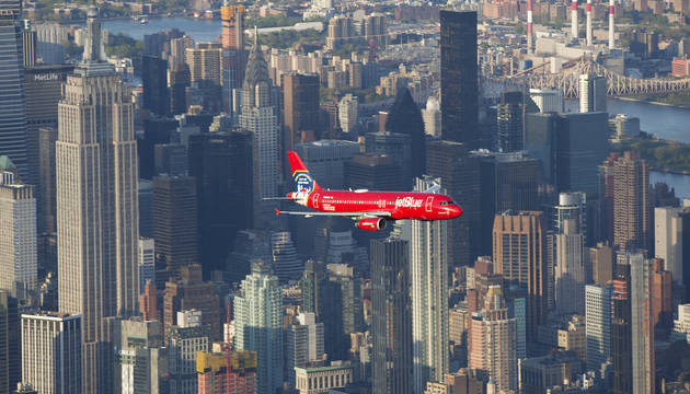 JetBlue realiza sobrevuelo en Nueva York