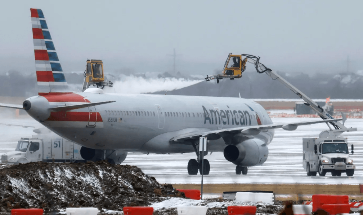 Tormenta invernal provoca miles de cancelaciones y demoras en aeropuertos de Estados Unidos