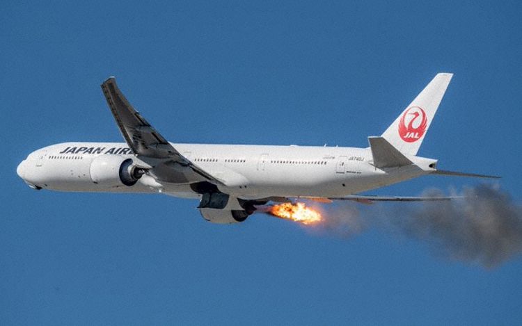 Boeing 777-300 de Japan Airlines sufre falla de motor al despegue