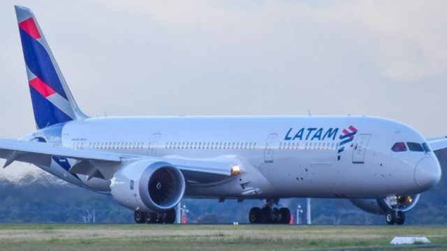 Latam Airlines restablecería el pago del 100% de los sueldos de sus empleados