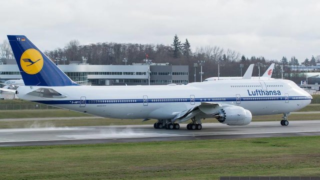 Imagen retro en un Boeing 747-8i de Lufthansa