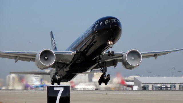 Boeing anuncia recorte en ritmo de producción de B777