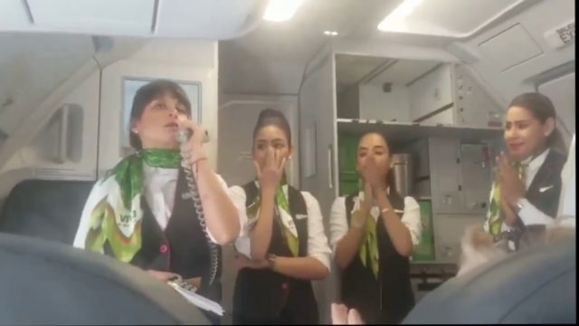 Tripulación de Viva Aerobus reconoce a joven con cáncer como capitán del vuelo