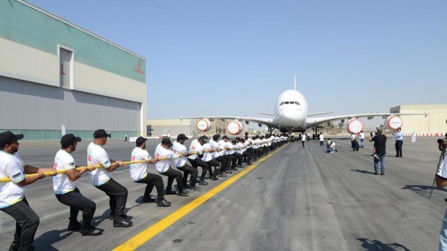 Policías de Dubai establecen récord al jalar A380