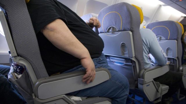 Demandan a American Airlines después de un vuelo de 14 horas entre pasajeros obesos