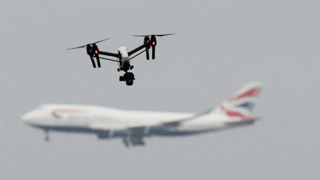 Suspenden temporalmente operaciones en aeropuerto de Dublin por presencia de drone