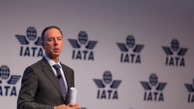 IATA rechaza la decisión del gobierno en reducir operaciones del AICM