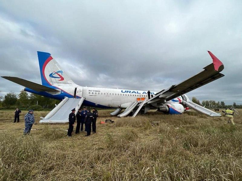 Avión de Ural Airlines realiza aterrizaje de emergencia sobre un campo