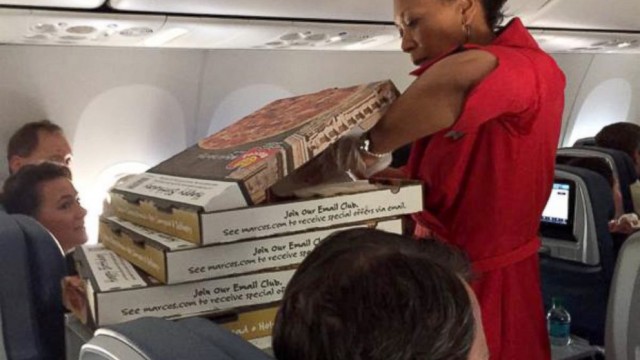 Delta ofrece pizza a pasajeros afectados por demoras