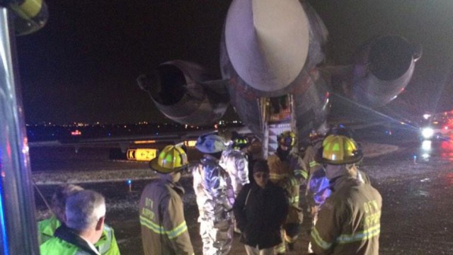 MD80 de American Airlines se sale de calle de rodaje