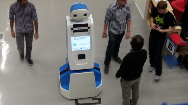 El robot Spencer concluyó pruebas para guíar a pasajeros de KLM en Schiphol