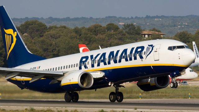 Ryanair acentúa amenazas de despidos, al iniciarse nueva huelga