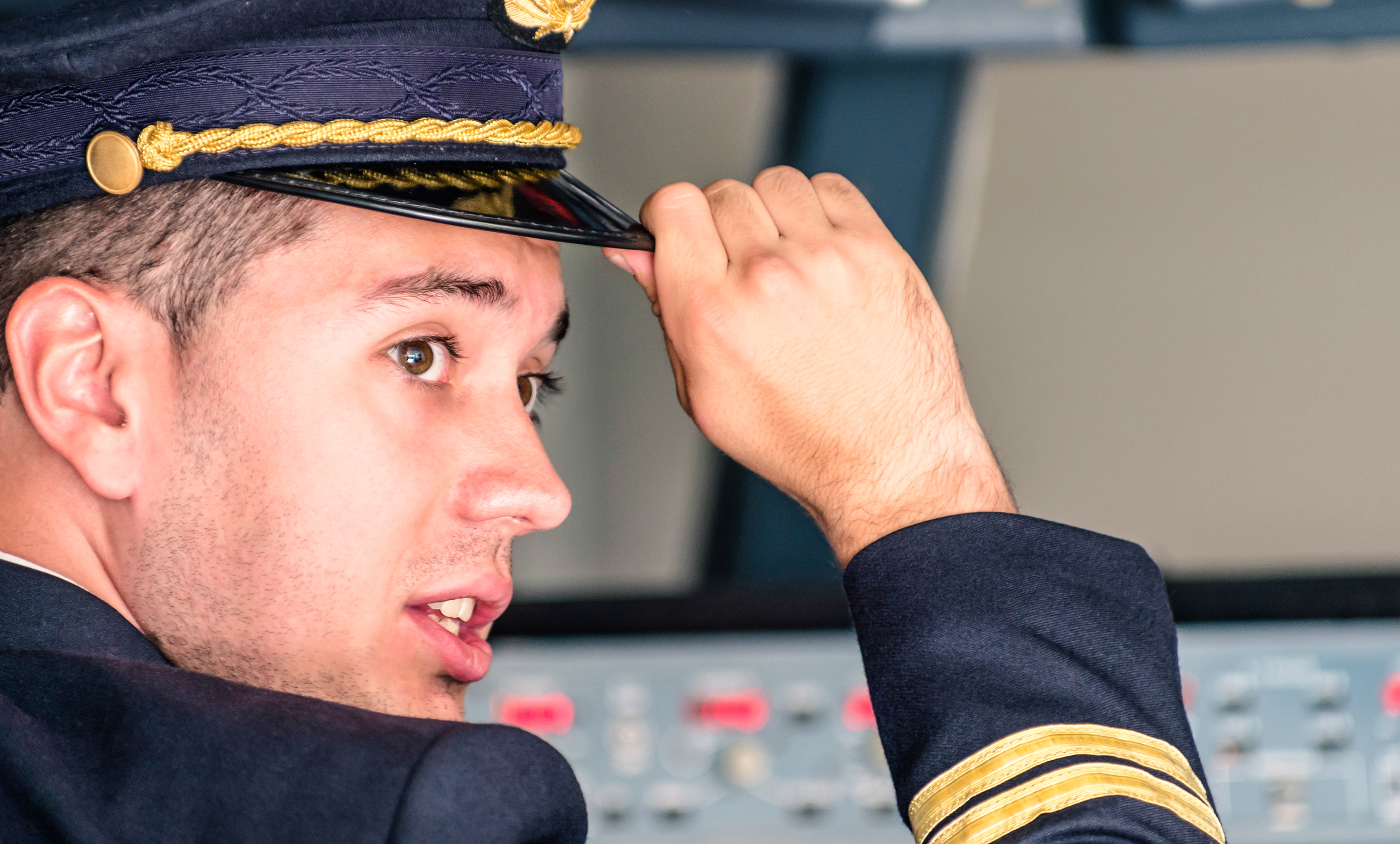 Ante la creciente demanda de pilotos, las líneas aéreas contratan tripulaciones cada vez más jóvenes. 