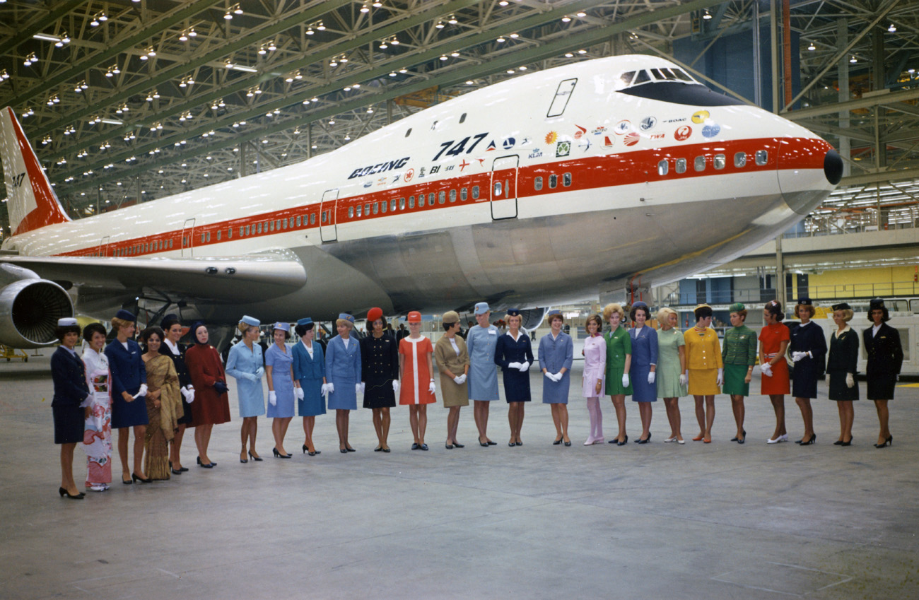 El 30 de septiembre de 1968 25 sobrecargos de diferentes aerolíneas posaron frente al nuevo Boeing 747 en el día de su ‘roll out’
