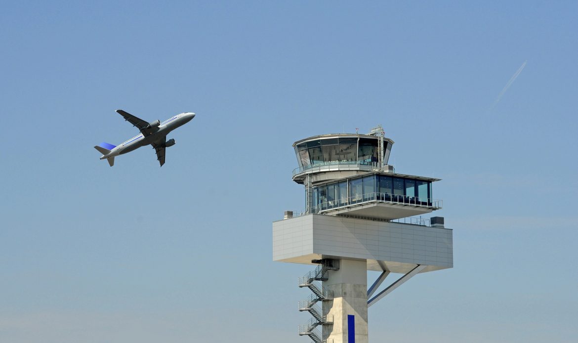 IATA resalta resiliencia aérea y desafíos globales ante la AACO
