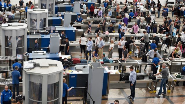 TSA reporta más de 1.5 millones de pasajeros en un día por primera vez desde marzo 2020