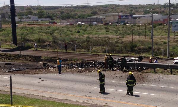 Cae avión a un costado de autopista México-Querétaro