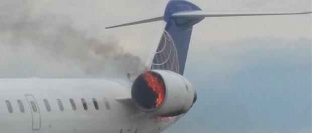 CRJ700 de United aterrizó en Denver con motor en llamas – VIDEO