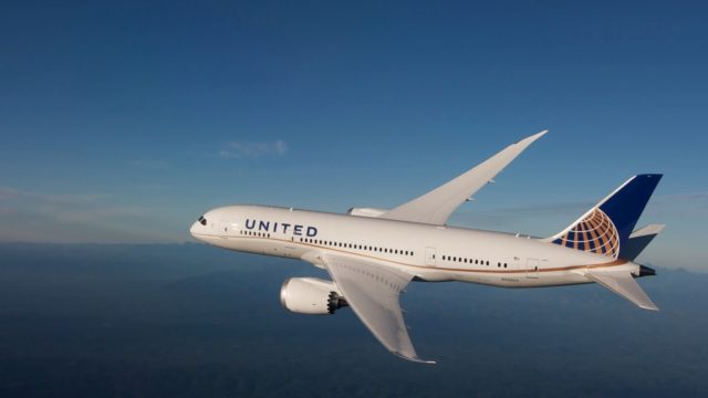 Boeing 787 de United Airlines regresa por problemas en tren de aterrizaje